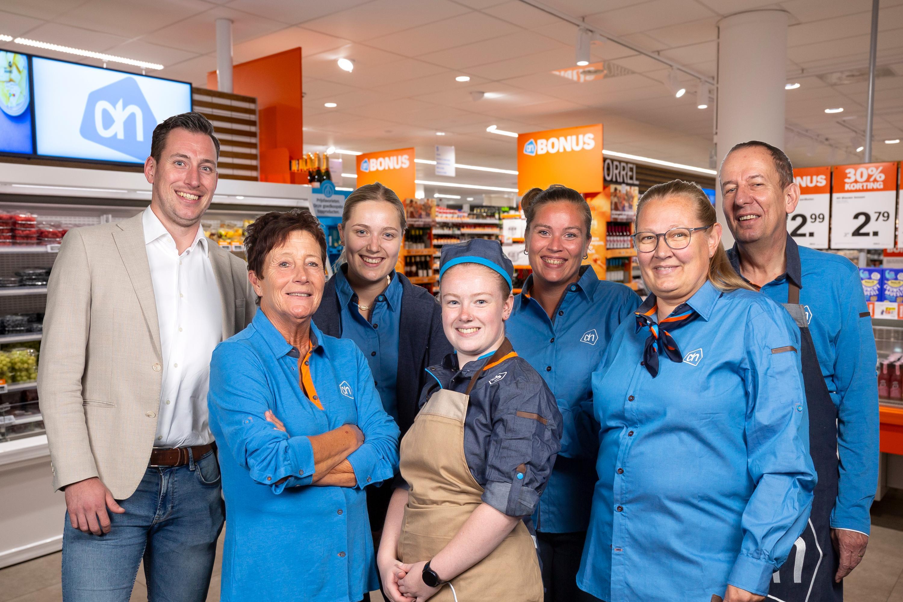 Het winkelteam uit Wanssum. Foto - Albert Heijn Jan Linders, Andries van der Ree.jpeg