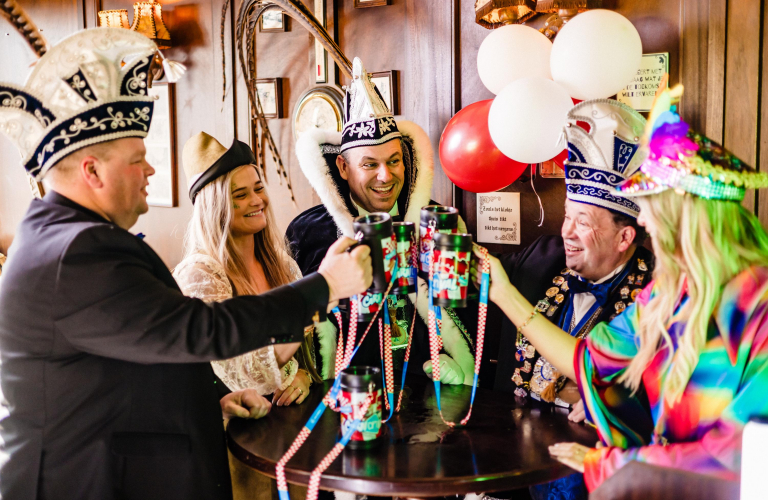 AH Jan Linders onthult nieuwe carnavalscampagne ‘Proost, laten we pullen!’