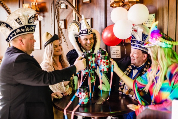 AH Jan Linders onthult nieuwe carnavalscampagne ‘Proost, laten we pullen!’